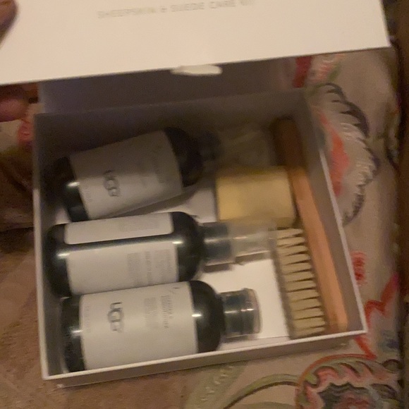 Women’s UGG size 7 black boots with UGG care kit - Picture 4 of 4